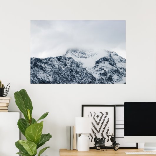 Atembergebende schneebedeckte Berge bedeckt von Wo Poster (Heimbüro)