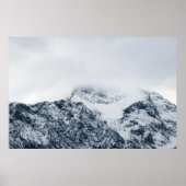 Atembergebende schneebedeckte Berge bedeckt von Wo Poster (Vorne)