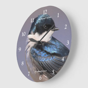 Atemberhebender Baumschwalben-Singvogel im Sonnenl Große Wanduhr