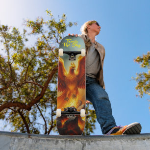 Atemberotender roter Phönix erhebt sich aus den Fl Skateboard