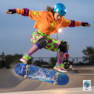 Atemberregender Schneeleopard auf Fels Skateboard