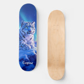 Atemberregender Schneeleopard auf Fels Skateboard (Vorderseite)