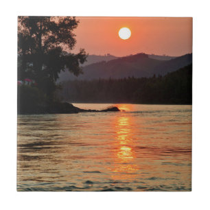 Atemberregender Sonnenaufgang über dem Katun-Fluss Fliese