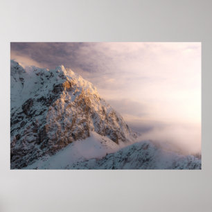 Atemberregendes Licht und Nebel auf dem Berg Poster