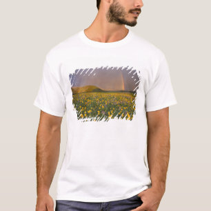 Atemporäre Wildblumenwiese bei Sonnenaufgang in de T-Shirt