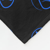Atheist-Symbol: blau auf schwarz Fleecedecke (Ecke)