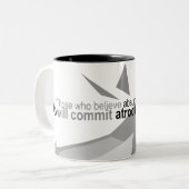 Atheistisches Kleid - Voltaire Zitat-Grafik-Tasse Zweifarbige Tasse (Vorderseite Links)
