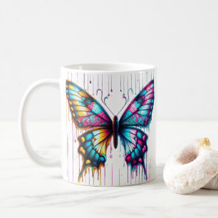 Ätherische Farbfusion: Schmetterling tanzt unter Kaffeetasse