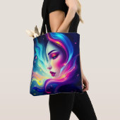 Ätherische Frau mit farbenfroher Tasche Ba (Von Nahem)