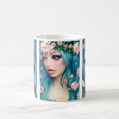 Ätherische Frauen mit Blume in ihrem blauen Haar Kaffeetasse (Mittel)