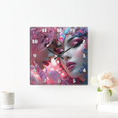 Ätherische Gesichter in farbenfrohen Blumengestalt Quadratische Wanduhr (Zuhause)