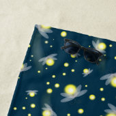 Ätherische glühende Glühwürmchen im Nachtmuster Strandtuch (Beispiel)