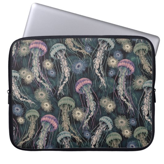 Ätherische Quallen und Anemone in Aquamarin und ro Laptopschutzhülle (Vorderseite)