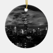 Ätherische Wolken: NYC Skyline, Emp St Bldg BW Keramik Ornament (Vorne)