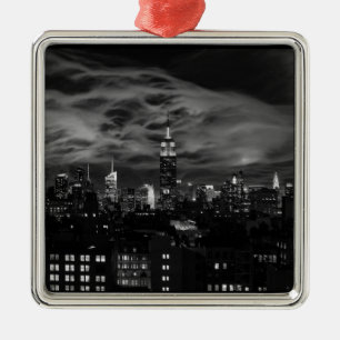 Ätherische Wolken: NYC Skyline, Emp St Bldg BW Silbernes Ornament