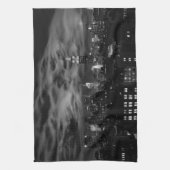 Ätherische Wolken: NYC Skyline, ESB Black and Whit Geschirrtuch (Vertikal)