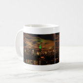 Ätherische Wolken: NYC Skyline, ESB Black and Whit Kaffeetasse (Vorderseite Links)