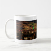 Ätherische Wolken: NYC Skyline, ESB Black and Whit Kaffeetasse (Links)