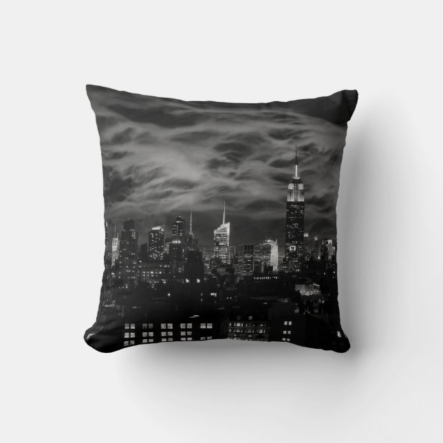 Ätherische Wolken: NYC Skyline, ESB Black and Whit Kissen (Vorderseite)