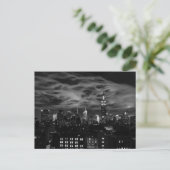 Ätherische Wolken: NYC Skyline, ESB BW Postkarte (Stehend Vorderseite)