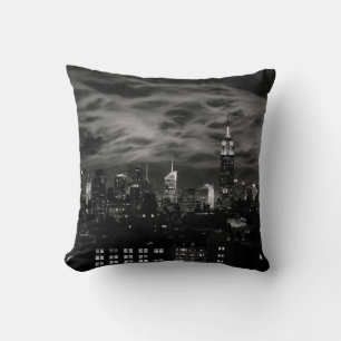 Ätherische Wolken: NYC-Skyline, ESB Schwarz-Weiß Kissen