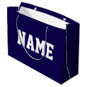 Athletic White YOUR NAME Text auf Deep Navy Blue Große Geschenktüte (Rückseite Schrägansicht)