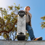 Atlanta City Map Skateboard<br><div class="desc">Eine einzigartige Karte der schönen Stadt Atlanta,  Georgia. Dieses Skateboard zeigt eine Straßenkarte der Stadt in einem schwarzen Rahmen oben und unten. Eine lustige Art,  die Stadt,  in der Sie Liebe haben,  zu repräsentieren!</div>