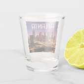 Atlanta, Georgia City Skyline in der Nacht Schnapsglas (Rückseite)