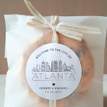 Atlanta Skyline | Begrüßung Runder Aufkleber<br><div class="desc">Erweitern Sie Ihre Hochzeitspakete oder Event-Gastgeschenke mit einem individuellen Set von Begrüßungsaufklebern! Diese eleganten, aber minimalen Aufkleber sind auf eine Hochzeit in der schönen Stadt Atlanta zugeschnitten. Sie verfügen über eine moderne Skyline aus Deko, die den Namen der Stadt trägt und darunter integriert ist. Alle Elemente des Designs, einschließlich der...</div>
