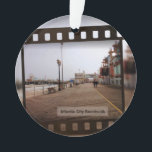 Atlantic City Beach Boardwalk auf Film<br><div class="desc">Atlantic City Beach Boardwalk on Film Obwohl ich in NJ geboren war, vor vielen Jahren, lol, Memorial Day Wochenende 2010 war mein erster Besuch im berühmten Atlantic City Boardwalk. Ich erlebte viele verschiedene Emotionen auf dem Weg nach White Horse Pike, Absecon, NJ in Richtung Atlantic City; aufregend, die Jersey Atlantic...</div>