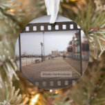 Atlantic City Beach Boardwalk auf Film Ornament<br><div class="desc">Atlantic City Beach Boardwalk on Film Obwohl ich in NJ geboren war, vor vielen Jahren, lol, Memorial Day Wochenende 2010 war mein erster Besuch im berühmten Atlantic City Boardwalk. Ich erlebte viele verschiedene Emotionen, die ich auf dem White Horse Pike, Absecon, NJ in Richtung Atlantic City erlebte; aufregend, die Jersey...</div>