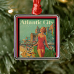 Atlantic City Resort, Pennsylvania Railway Travel Ornament Aus Metall<br><div class="desc">Vintage Illustration USA reisen Plakatkunst für Atlantic City, New Jersey über die Pennsylvania Eisenbahn mit einem schönen blonden Button oben in einem Anzug mit einem Badetuch, das im Sommer die Sonne am Strand anschaut. Die Leute amüsieren sich am Strand und an der Promenade. Atlantic city ist eine Resort-Stadt, die für...</div>