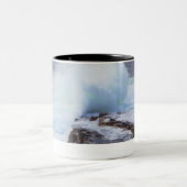 Atlantik-Welle, die in Maines Küste zusammenstößt Zweifarbige Tasse (Mittel)