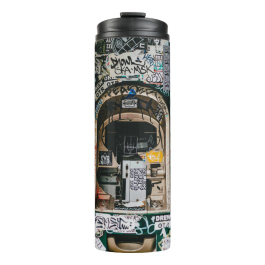 ATM-MASCHINE MIT GRAFFITI THERMOSBECHER (Vorderseite)