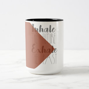 Atme die Zukunft ein, atme die Vergangenheit aus   Zweifarbige Tasse