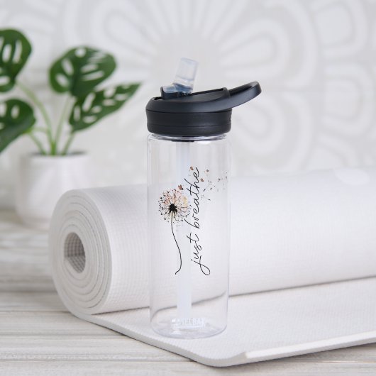 Atme einfach Löwenzahn im Wind Trinkflasche (Yoga (gedreht))