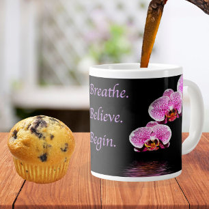 Atme Glaube Beginne Lila Phalaenopsis-Orchideen Jumbo-Tasse