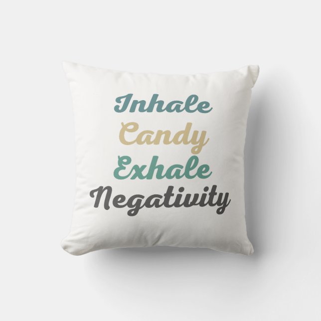 Atmen Sie das Kandy Exhale Negativity Throw Kissen (Vorderseite)