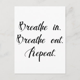 Atmen Sie ein. Atmen Sie aus. Inspirationspostkart Postkarte