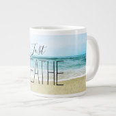 Atmen Sie einfach am Strand aus Jumbo-Tasse (Vorderseite Rechts)