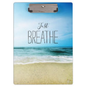 Atmen Sie einfach am Strand aus Klemmbrett (Vorderseite)