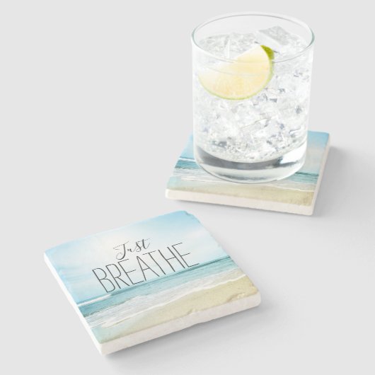 Atmen Sie einfach am Strand aus Steinuntersetzer (Seitenansicht)