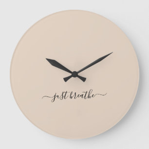 Atmen Sie einfach beige schwarze, elegante Skripty Große Wanduhr