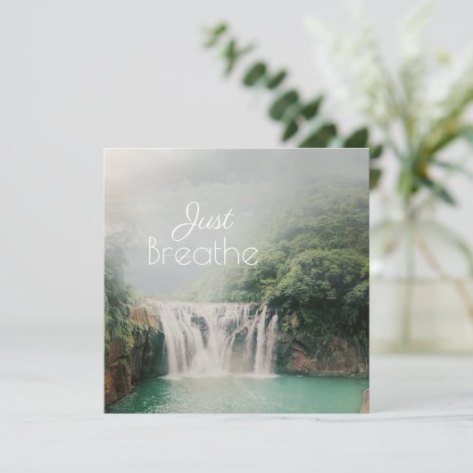 Atmen Sie einfach das beruhigende Zitat mit Wasser Karte (Stehend Vorderseite)