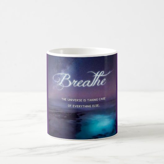 Atmen Sie einfach das Universum mach's gut… Kaffeetasse (Mittel)