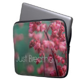 Atmen Sie einfach das Zitat (floral) Laptopschutzhülle (Vorderseite Links)