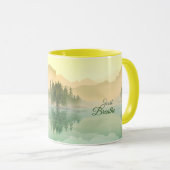 Atmen Sie einfach den Bergwald Gold Green Tasse (VorderseiteRechts)