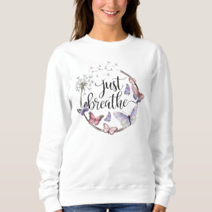 Atmen Sie einfach den blumigen Kronleuchter Butter Sweatshirt