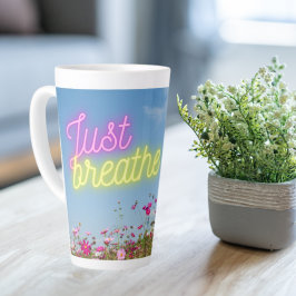 Atmen Sie einfach den Vintagen Geländerten Kunst d Milchtasse