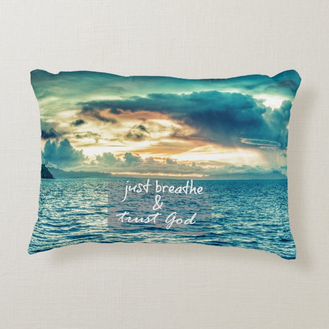 Atmen Sie einfach ein und vertrauen Sie Gott Glaub Dekokissen (Rückseite)